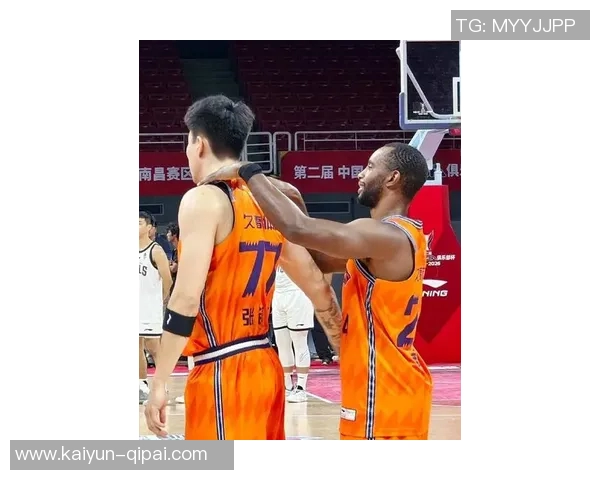 弗格正式加盟上海队新赛季与张镇麟携手再战篮球赛场